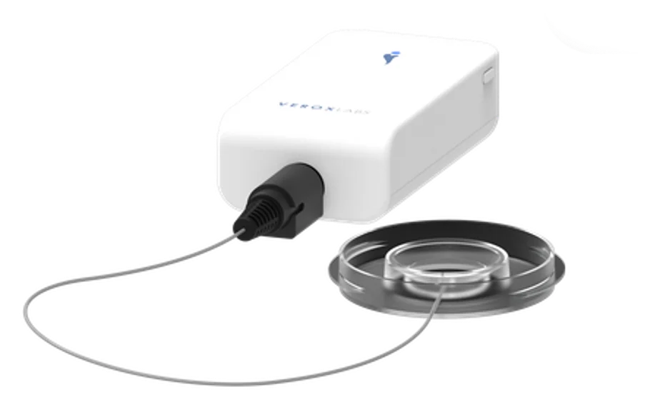 Petri dish with integrated thin needle sensor